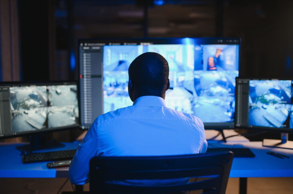 monitoramento ostensivo monitoramento ativo precisio blog segurança olhando várias telas ao mesmo tempo